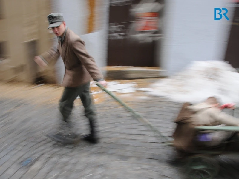 Junge mit Handkarren